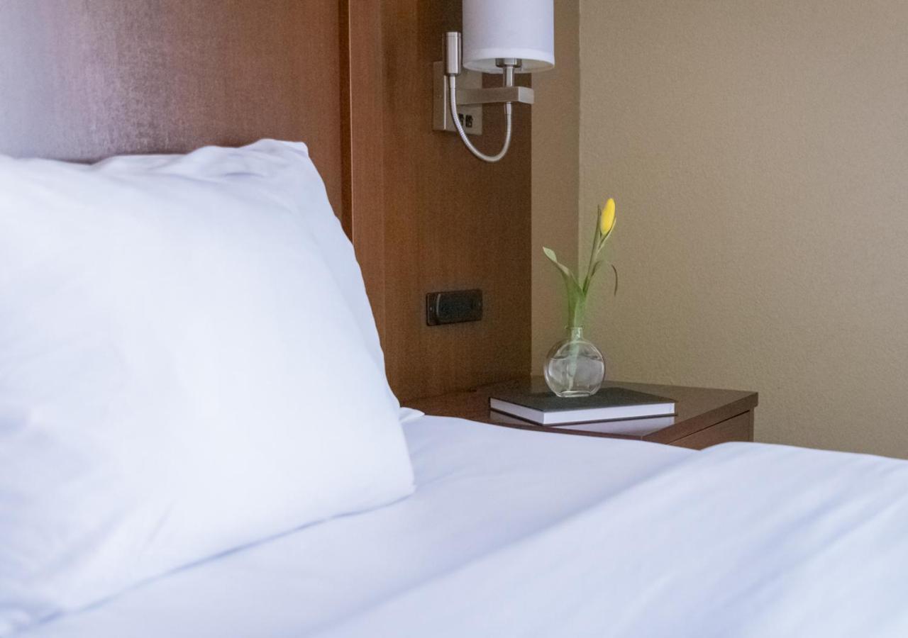 Russell Inn And Suites Старквилл Экстерьер фото